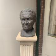 Concept krisalide buste maria montessori
